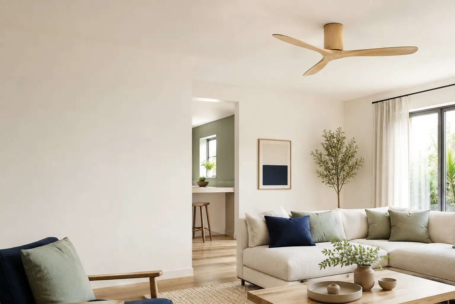 Ventilateur de plafond à pales en bois clair dans un séjour contemporain