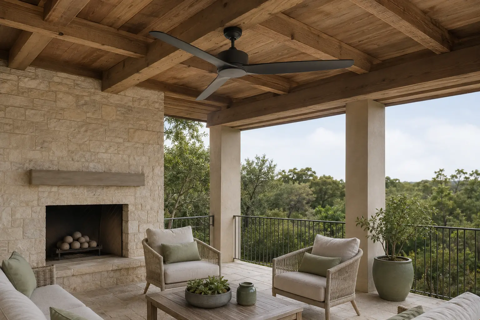 Ventilateur de plafond sous une terrasse couverte en bois